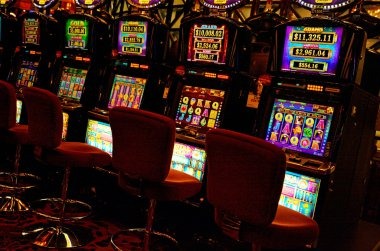 nongki303 mobile app showing live baccarat table on Android phone